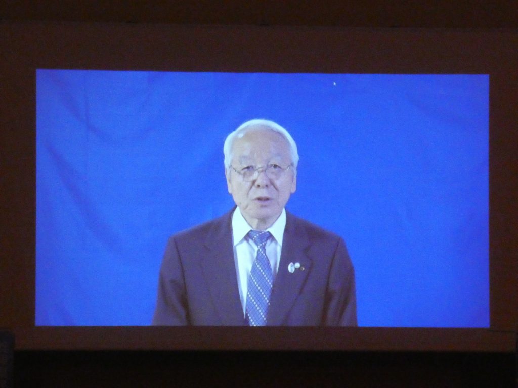 兵庫県の井戸敏三知事が、元・兵庫県副知事の金沢和夫氏の後援会設立総会にビデオメッセージを寄せ「兵庫県知事にふさわしいのは金沢さんだと信じている」と評価した（20日午後＝神戸市内）