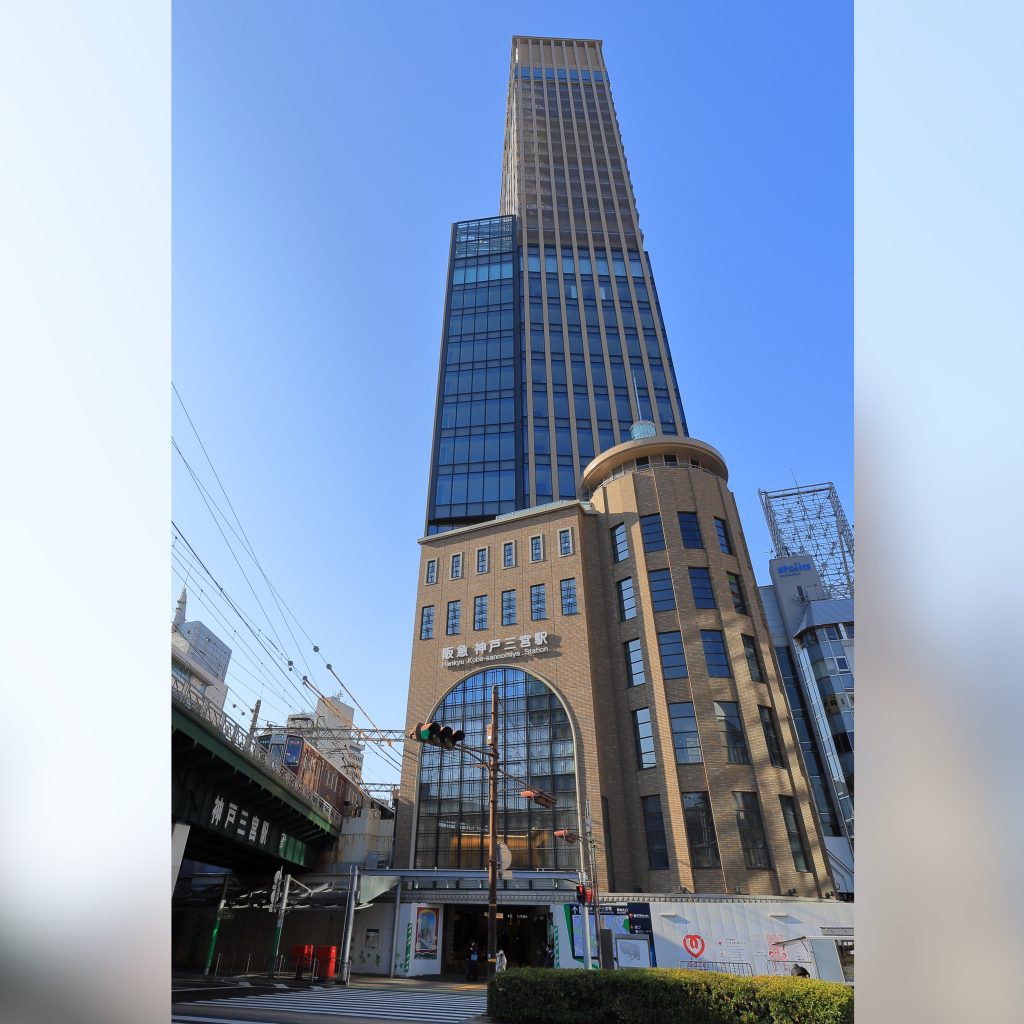 新ビルの全景。地下3階・地上29階建てで、高さは約120メートルある。壁面などに「旧・神戸阪急ビル」の意匠を受け継ぐ