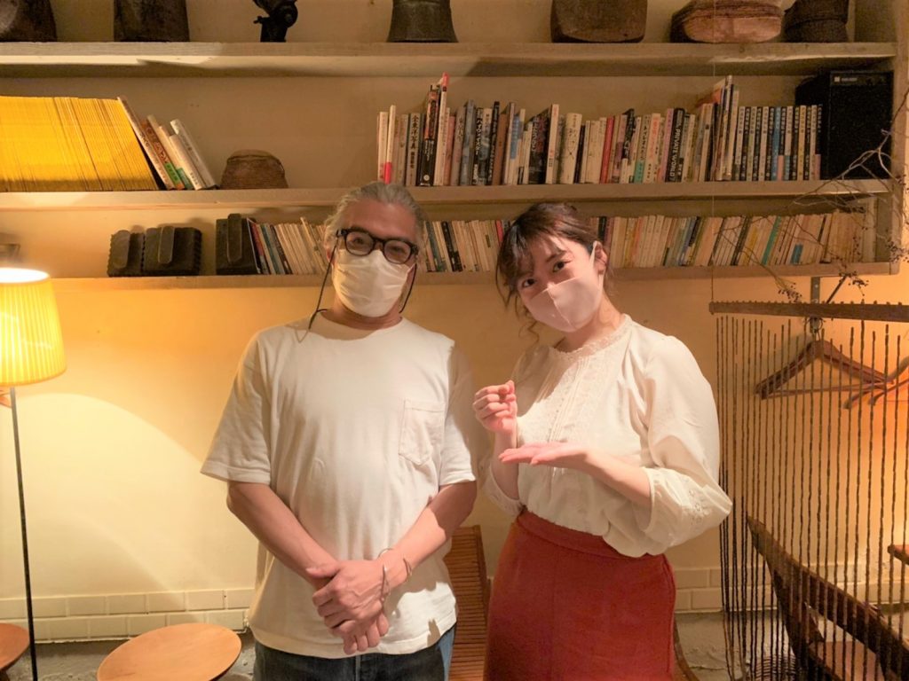 「tea room mahisa 元町店」オーナーの松浦将年さんと、レポーターのぷりん亭芽りんさん