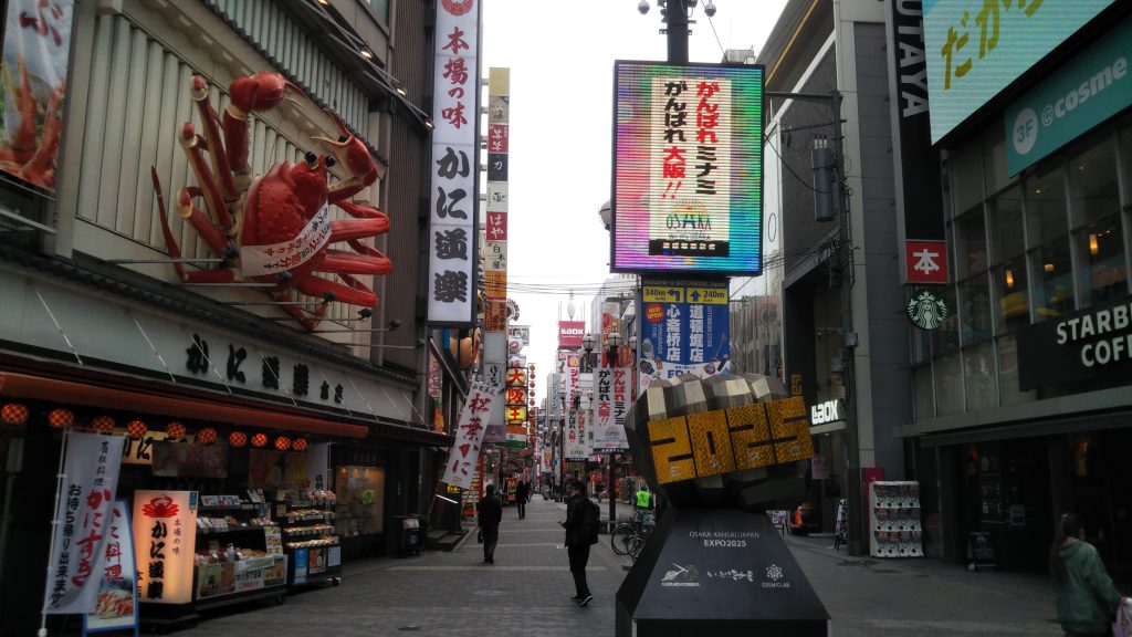 大阪・難波（ミナミ）の繁華街では百貨店以外は営業する店舗が多く、混雑する時間帯も