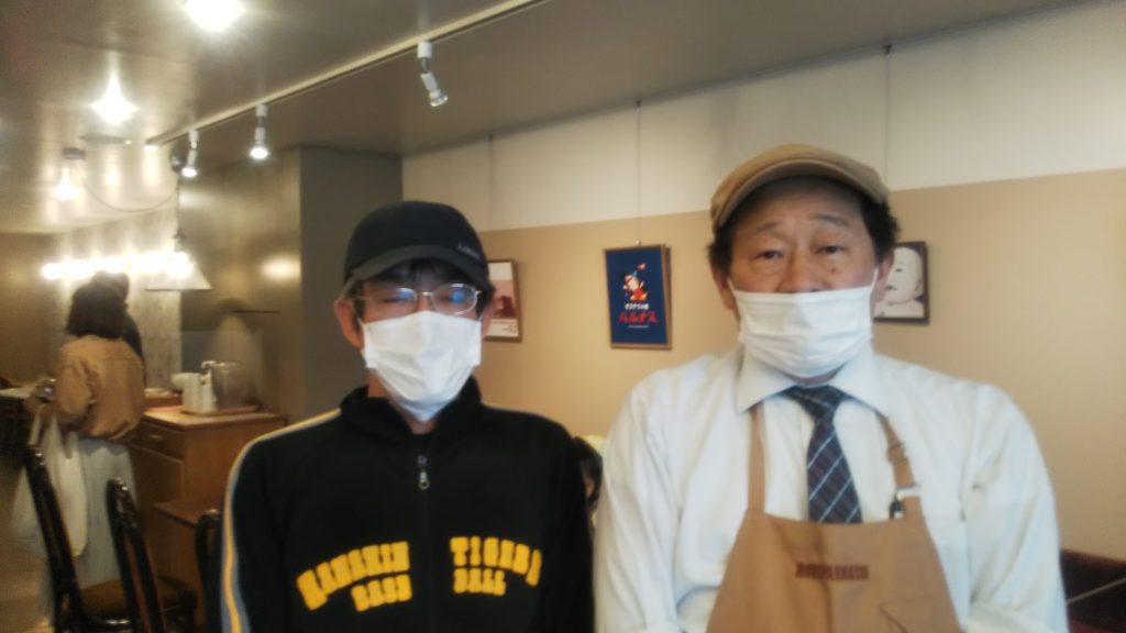 「パルナス復刻委員会」主宰・藤中健二さん（左）と古角武司社長