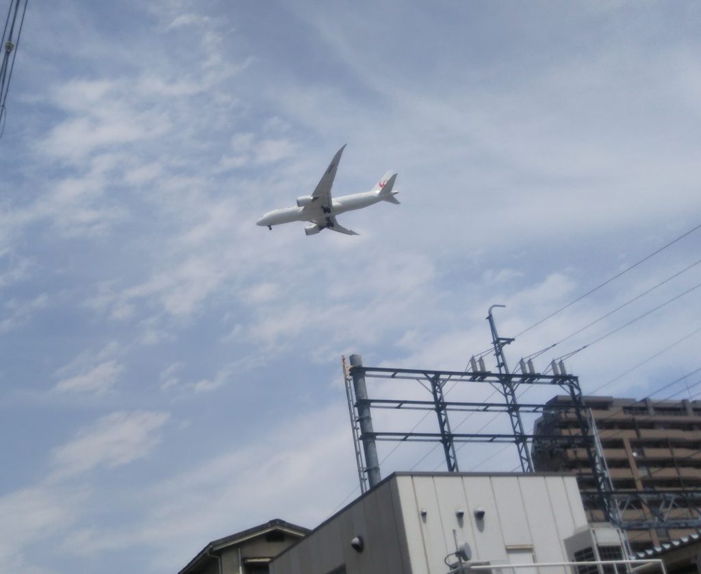 大阪・伊丹空港にもほど近い豊中 上空では至近距離で離発着の飛行機が