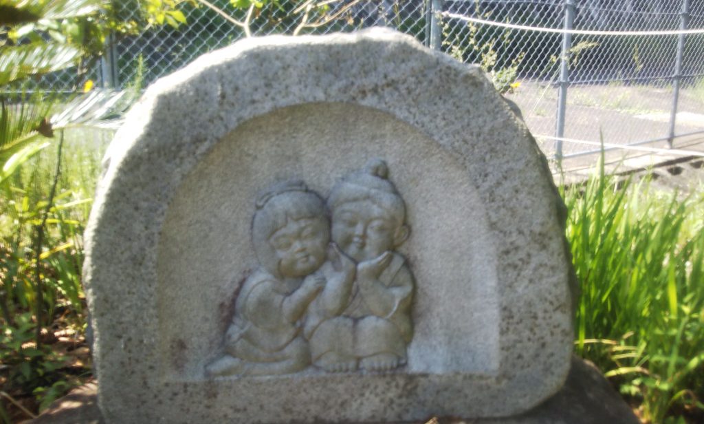 事件翌年・1998年8月に建立された慰霊碑 男女の子供2人がほほ笑み、寄り添う「なかよし地蔵」＜神戸市須磨区友が丘＞