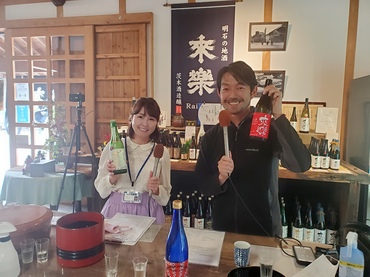 茨木酒造の茨木幹人さん（右）と、レポーターの嵐みずえ