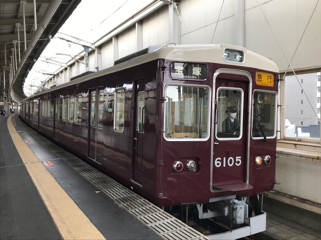 宝塚本線を走る阪急電車