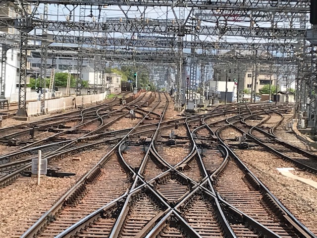 5つの路線がx字型に平面交差 する駅とは 近鉄京都線 京都 大和西大寺 見どころ紹介 鉄アナ 羽川英樹 行ってきました Vol 30 ラジトピ ラジオ関西トピックス