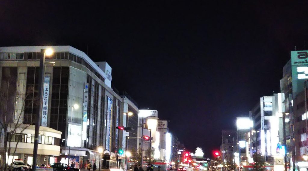 平日夕方～夜の人流は大幅減の姫路駅前