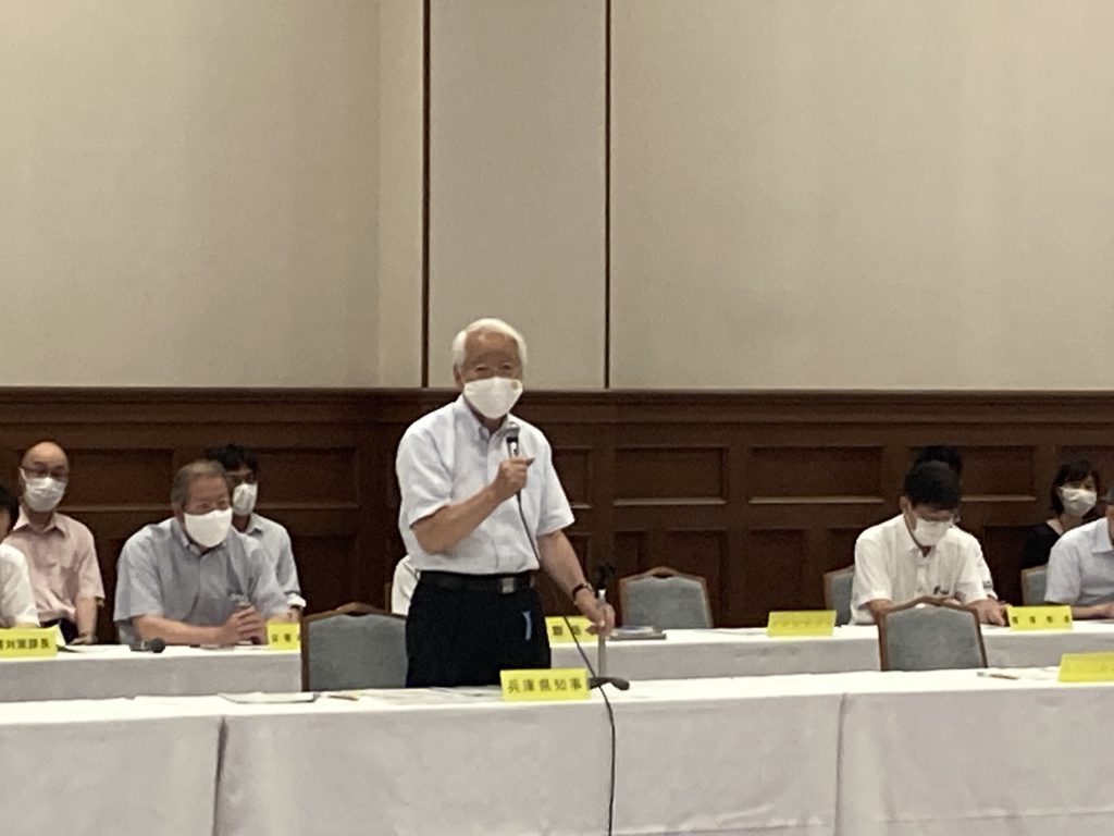 対策会議冒頭で感染急拡大への危惧感を述べる井戸敏三・兵庫県知事