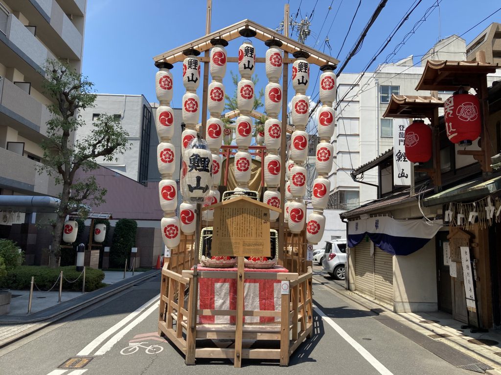 7月24日の後祭、「山鉾巡行」・「花笠巡行」は中止 夕方、神輿渡御に代わる「御神霊渡御祭（神霊を四条御旅所から八坂神社へ移す）」と、夜の「還幸祭」に代わる祭典は執り行われる（※写真は「鯉山」の鉾建て　2021年7月20日）