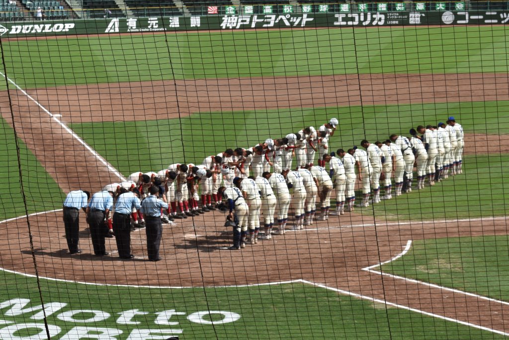 激闘を終え、試合後の挨拶をする神戸国際大附と関学の選手ら（7月29日　ほっともっとフィールド神戸）