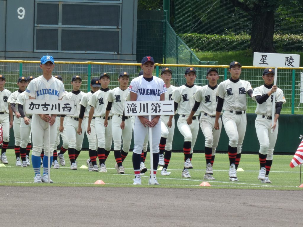 感染防止のため、入場行進は第1シード16校の主将と、開幕戦を行う星陵と県立農業の選手のみで行われた（3日午前＝明石トーカロ球場）