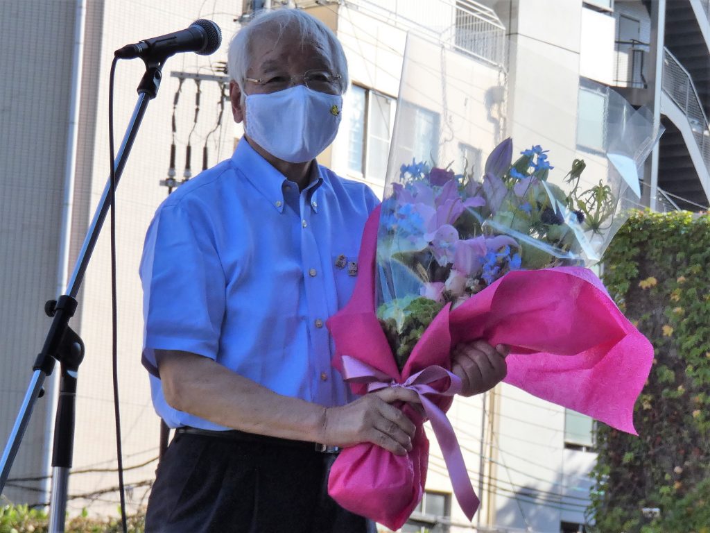 退任式で贈られた花束を手に笑顔の井戸知事（30日午後　兵庫県庁）