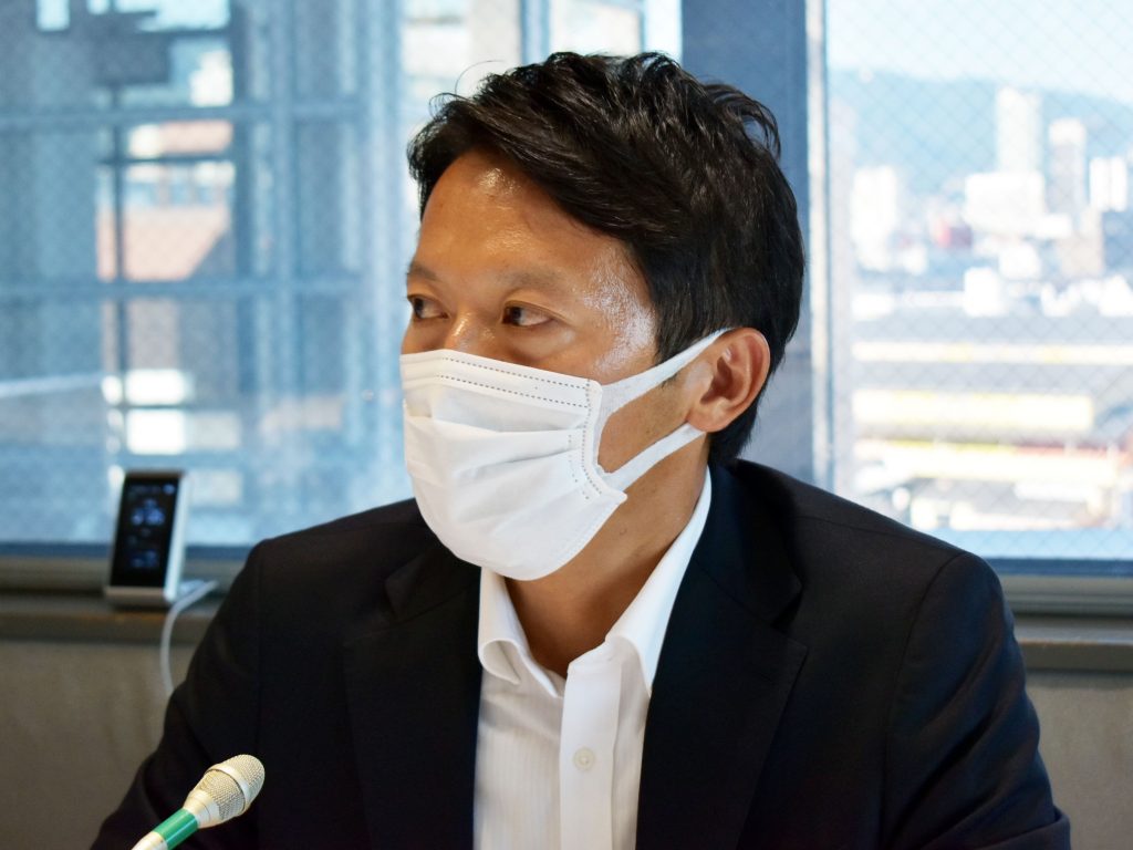 ラジオ関西に生出演した斎藤氏「43歳の若さとフットワークで頑張る」（19日午後＝神戸市中央区東川崎町1）