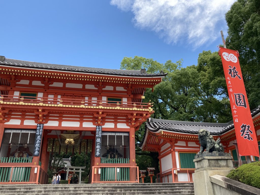 京都・八坂神社「歴史は繰り返すのか、前回の東京五輪でも開催の賛否が」