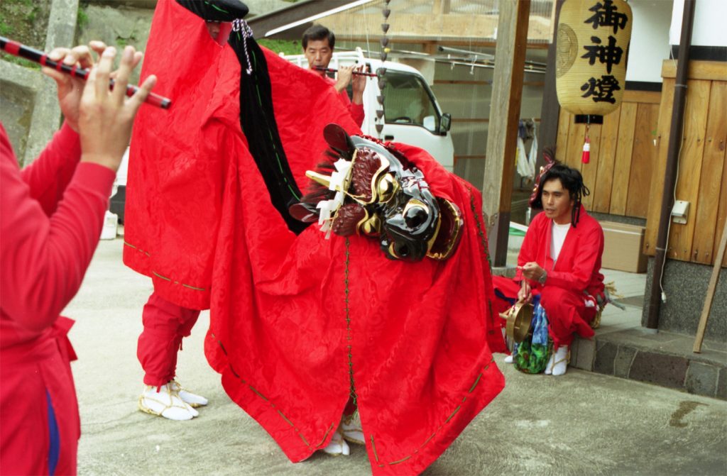 兵庫県香美町の鎧地区十二社神社の麒麟獅子舞（「写真提供：日本遺産「麒麟のまち」推進協議会」）