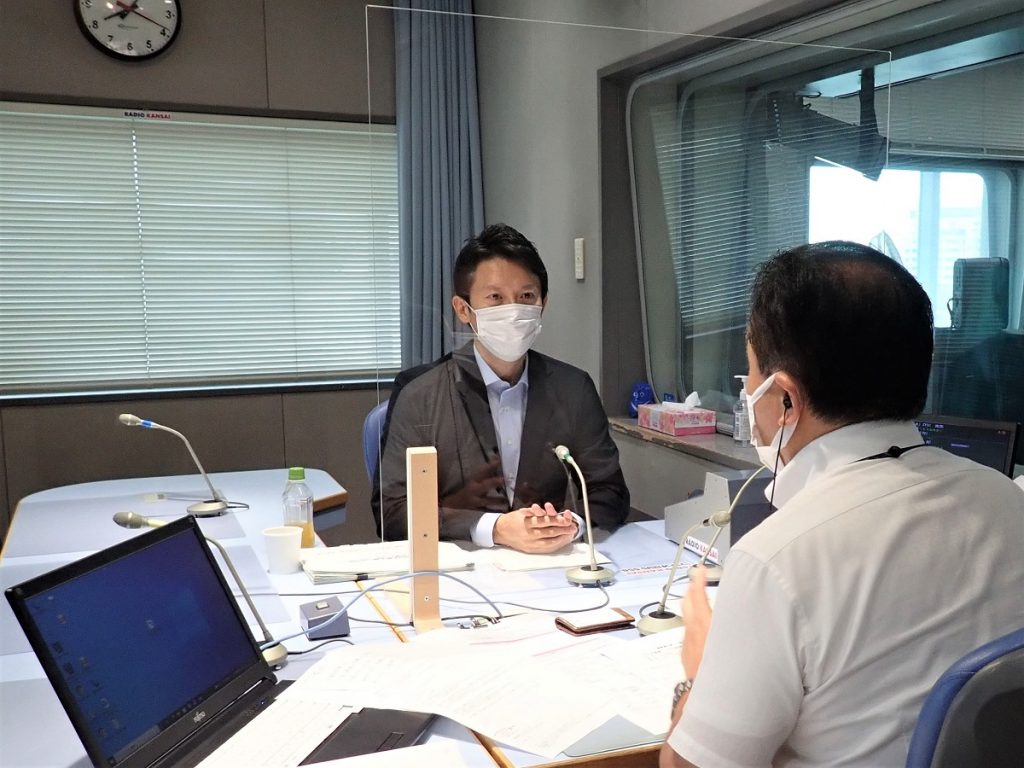 知事就任後初めてラジオ関西の生番組に出演した兵庫県の斎藤元彦知事(8月24日ラジオ関西)
