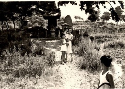 石屋川沿い 1938（昭和13）年の阪神第水害で御影石が流れつき、墓石にしたという＜1950（昭和25）年 ※写真提供・上村孝子さん＞