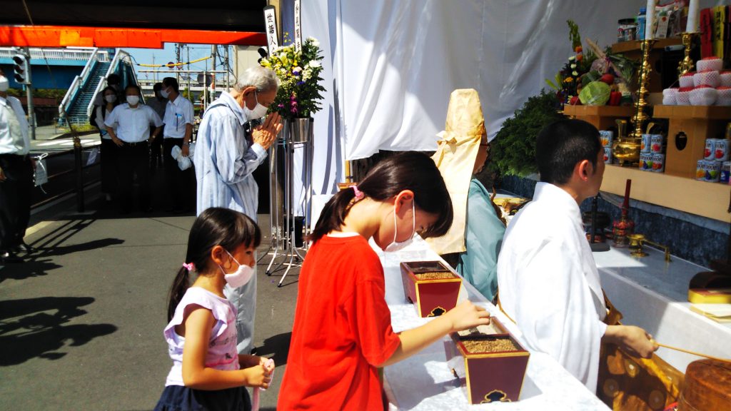 京橋駅空襲慰霊祭 手を合わせ焼香する子どもの姿も＜※2020年8月14日撮影＞