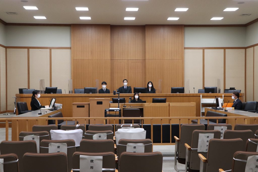 開廷前の神戸地裁法廷＜※代表撮影 2021年8月2日＞