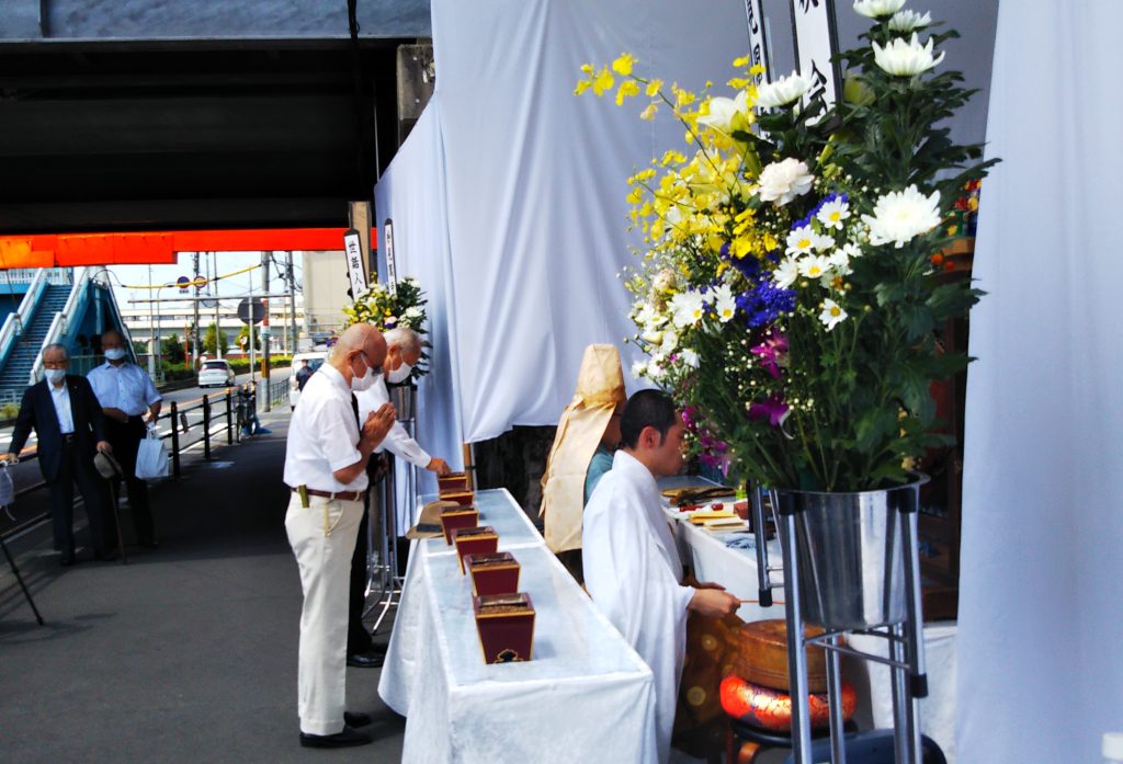 京橋駅空襲慰霊祭で手を合わせる照屋さん「人命は地球より重い」＜※2020年8月14日撮影＞