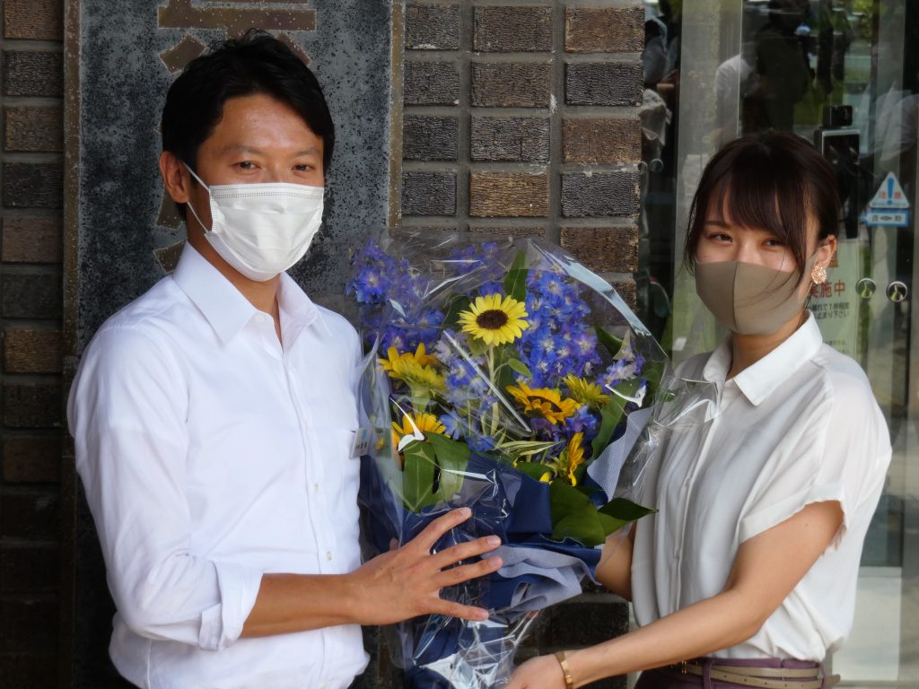 職員から花束を贈られ、笑顔の斎藤知事（2日午前　兵庫県庁）