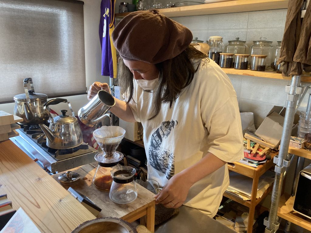 「タテイト珈琲店」を営む田中雅経さん。コーヒーは1敗ずつ丁寧にハンドドリップ