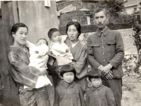 前列右端が上村さん 神戸空襲でのちに家は全焼 石屋川を背に ＜1944（昭和19）年11月　※写真・上村孝子さん提供＞