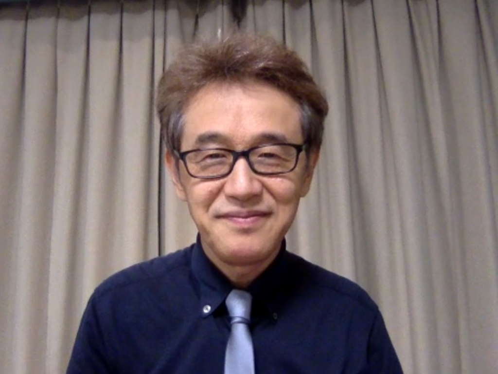 音楽制作ディレクターの寺尾広さん。坂井さんが実際に詞を書くときに使っていたというスタジオからインタビューに答えてくれた