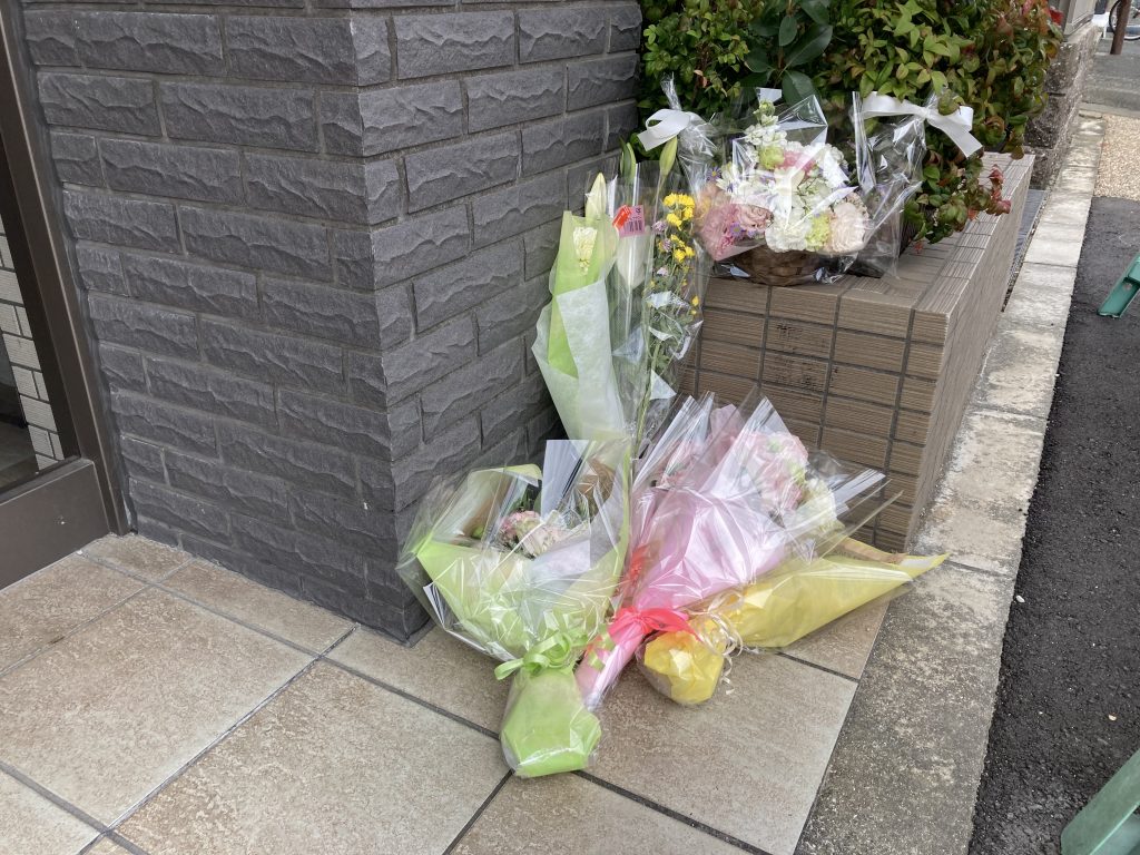 事件現場には多くの花が手向けられた（尼崎市昭和通4　2021年10月21日撮影）