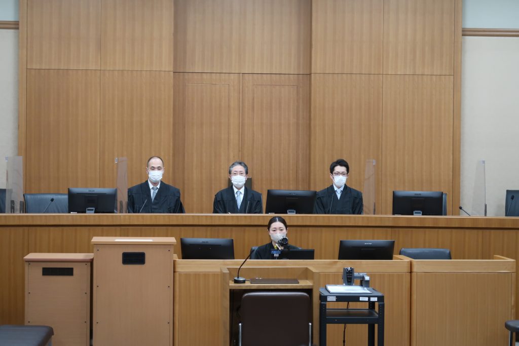 開廷前の神戸地裁・法廷＜2021年10月25日　※代表撮影＞