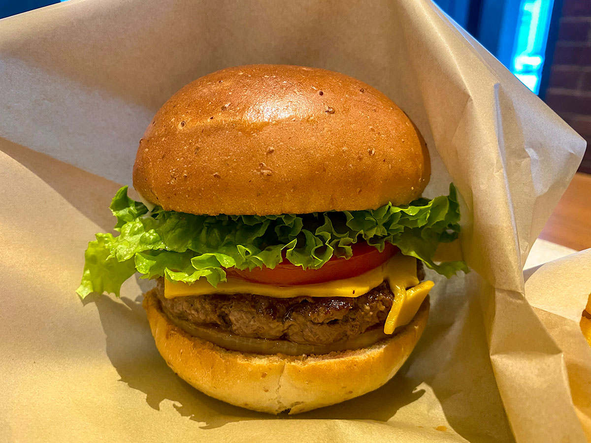 驚きの肉々しさ 国産牛100パーセント使用のハンバーガー 神戸 Cafe Estudio ラジトピ ラジオ関西トピックス