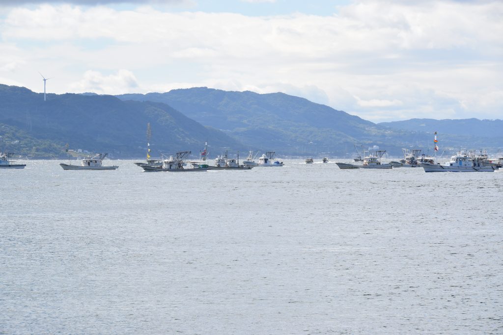 「全国豊かな海づくり大会」のプレイベントで披露された、漁船による海上パレードのようす（提供：兵庫県）