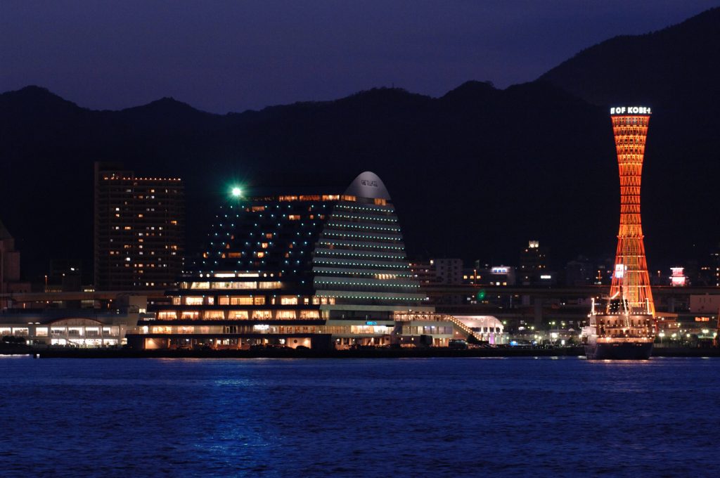 神戸港の夜景に灯台が放つエメラルドの閃光＜※画像提供・神戸メリケンパークオリエンタルホテル＞