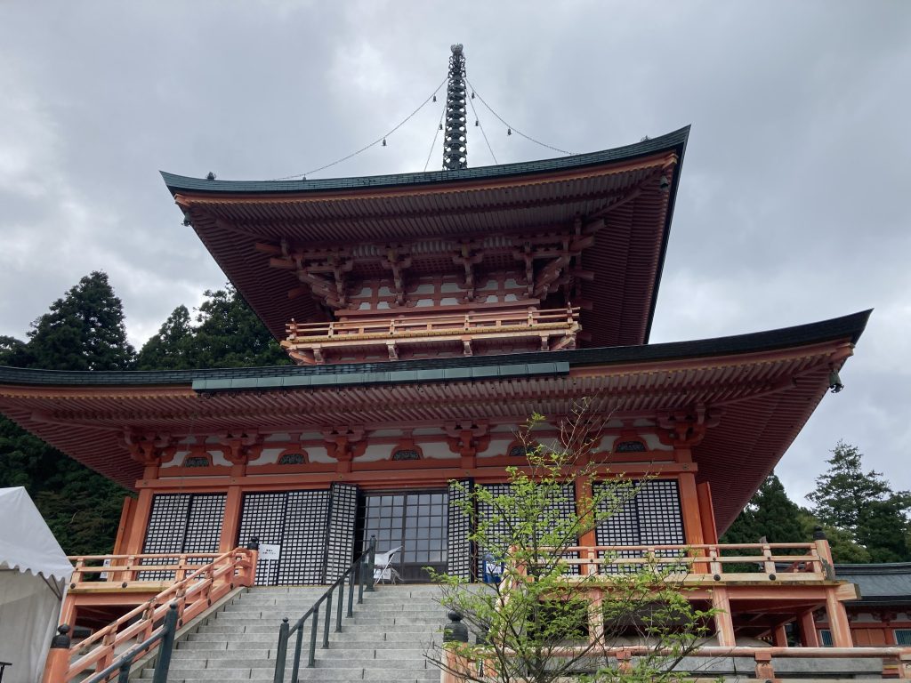 「法華総持院東塔」信長の焼き討ちで焼失、1980年に鎌倉時代の絵図を元にほぼ創建当時の姿を再現