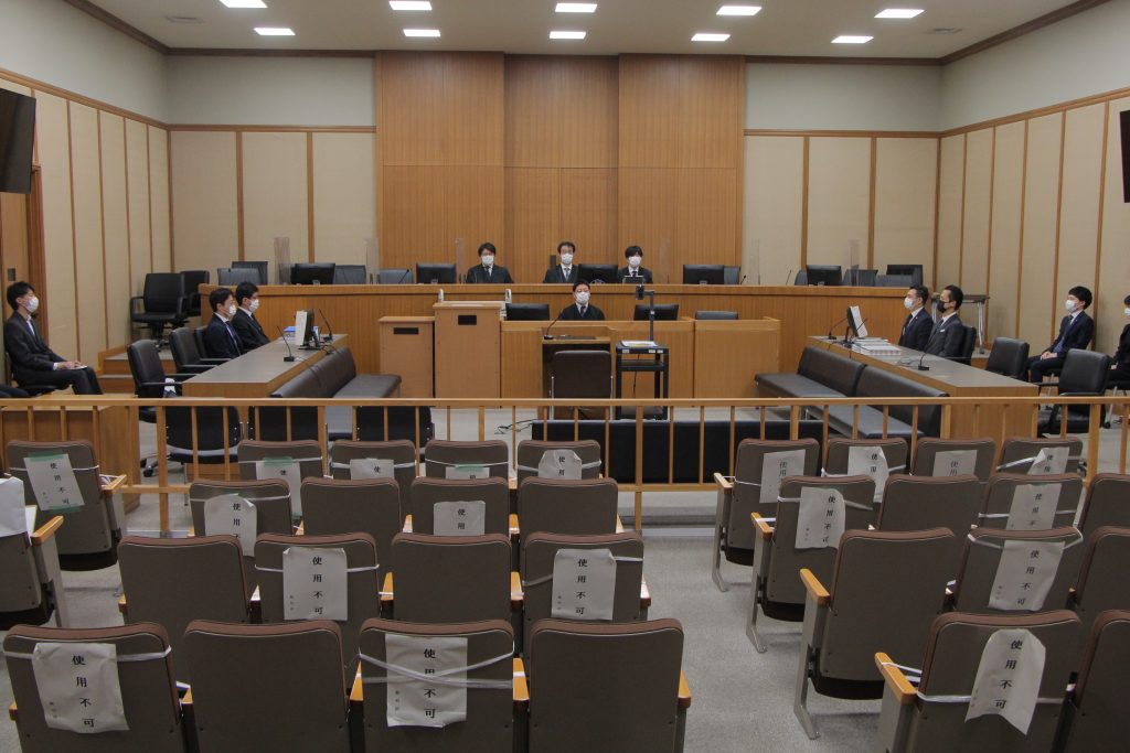 開廷前の神戸地裁法廷＜2021年11月12日午前 ※代表撮影＞