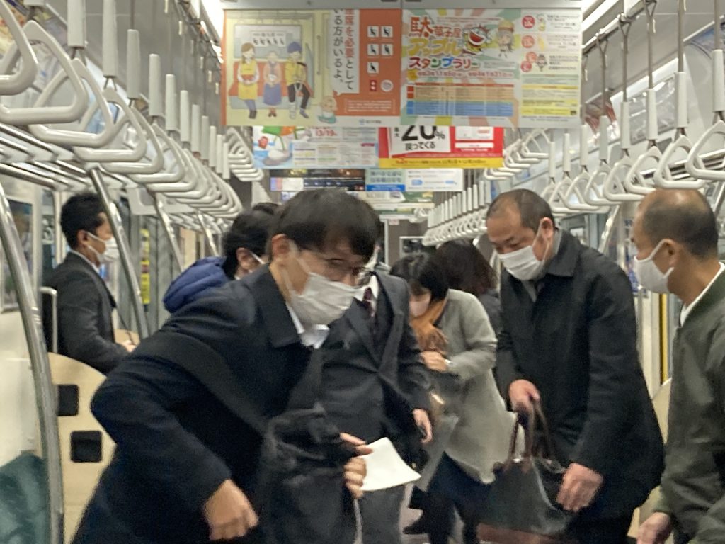 職員ら扮する乗客は後部車両へ避難