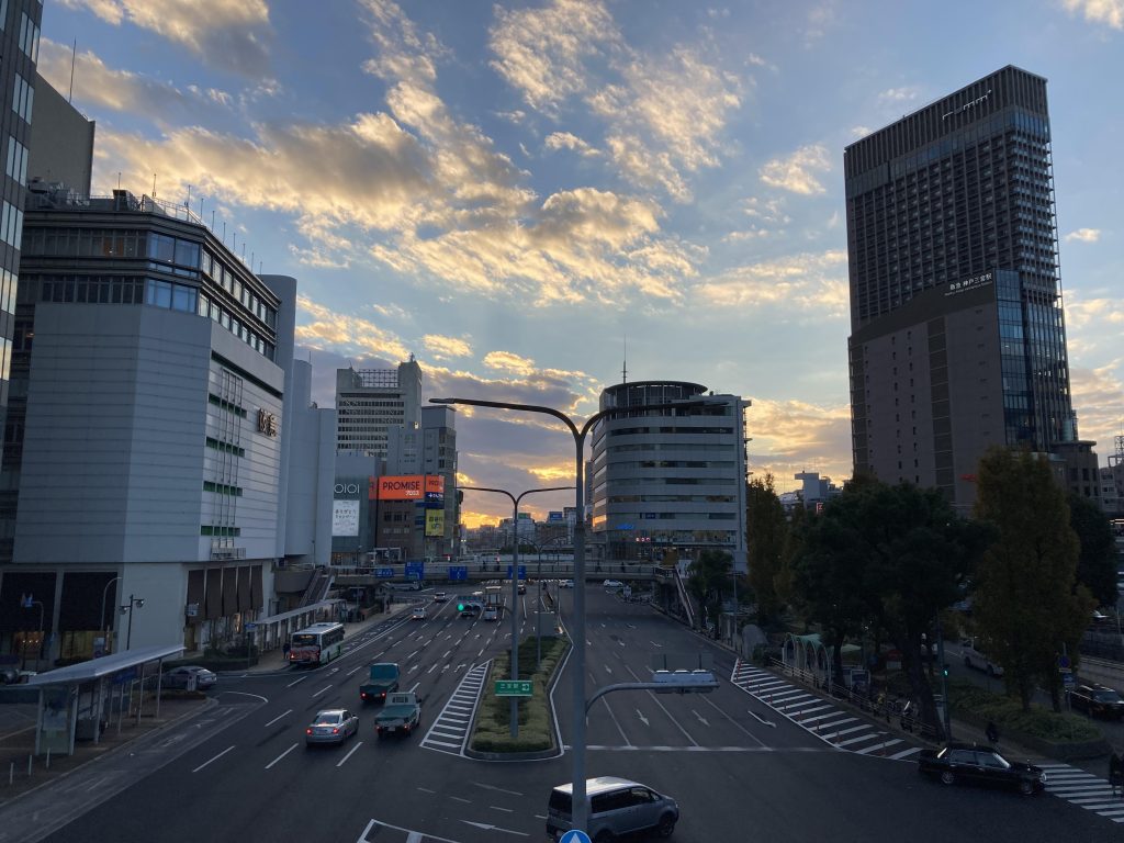日没時間が早まる12月、早めのライト点灯を（神戸市中央区・三宮駅前）