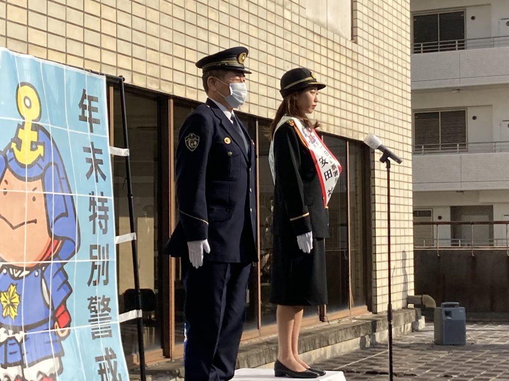 警察官の制服に「身の引き締まる思い」左は倉野喜朗・生田署長＜※撮影のため一時的にマスクを外しています＞