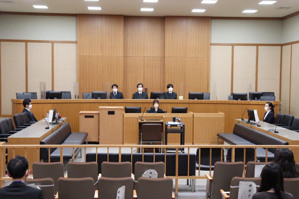 開廷前の神戸地裁・法廷＜※代表撮影 2021年12月8日＞
