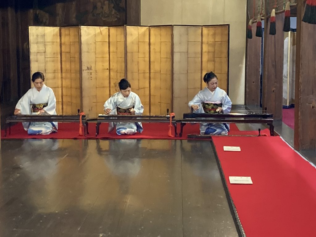 奏者3人、3弦の音色がシンプルに響く