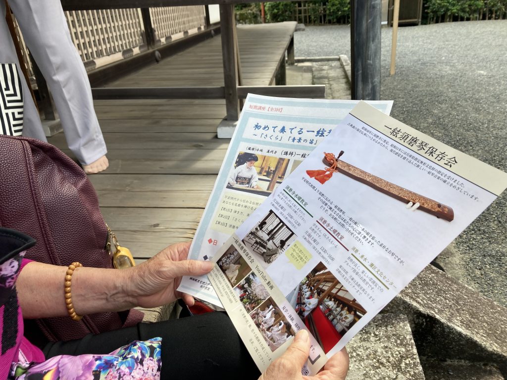 泉涌寺奉納演奏で一絃須磨琴に興味を持った女性も多い