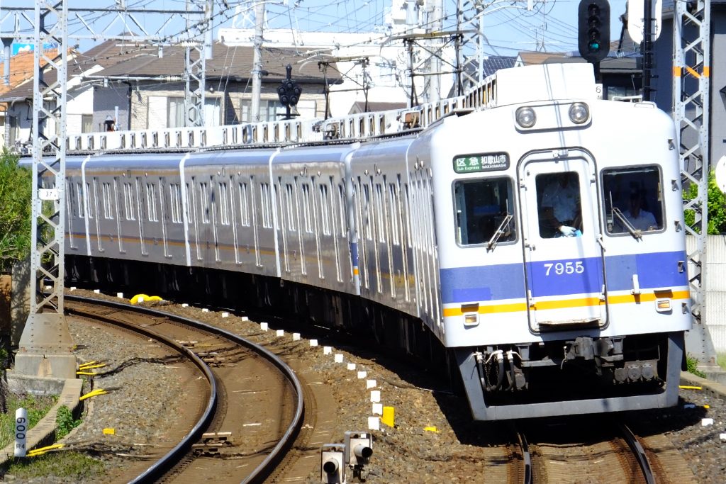 正月三が日は、空港急行・区間急行の一部が住吉大社駅に臨時停車＜※画像提供・南海電気鉄道＞