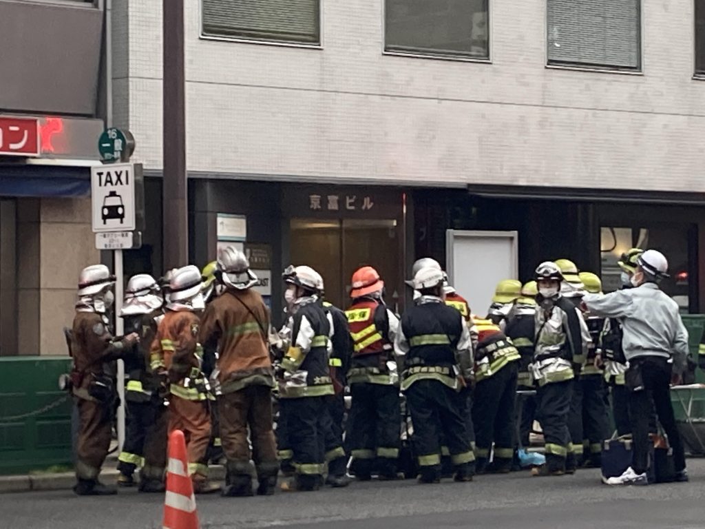 現場には消防車や救急車約70台が出動、救出作業が続いた