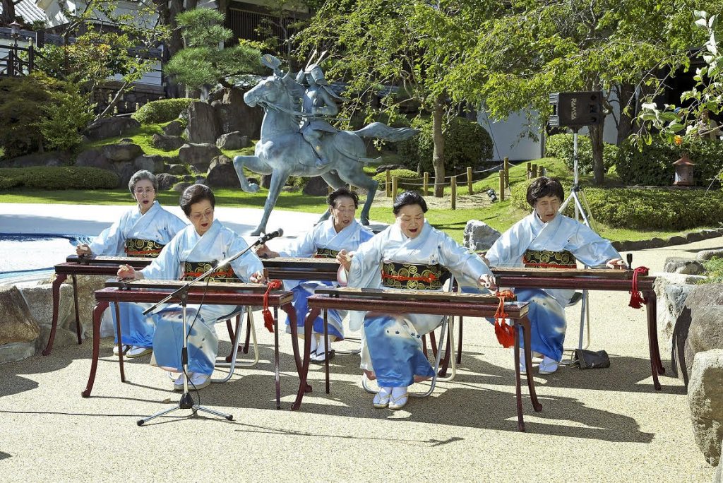 変容する芸術・文化の”あり方”》「一絃須磨琴」 神戸でつま弾く平安の響き コロナ禍での伝承に変化 | ラジトピ ラジオ関西トピックス