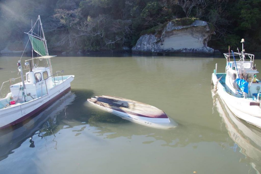 転覆した船舶 徳島県海部郡海陽町・宍喰漁港＜※画像提供・第五管区海上保安本部＞