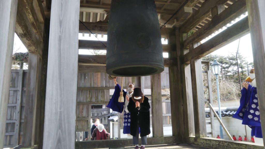 ひとりひとりがさまざまな思いを胸に撞いた鐘の音が山に響く