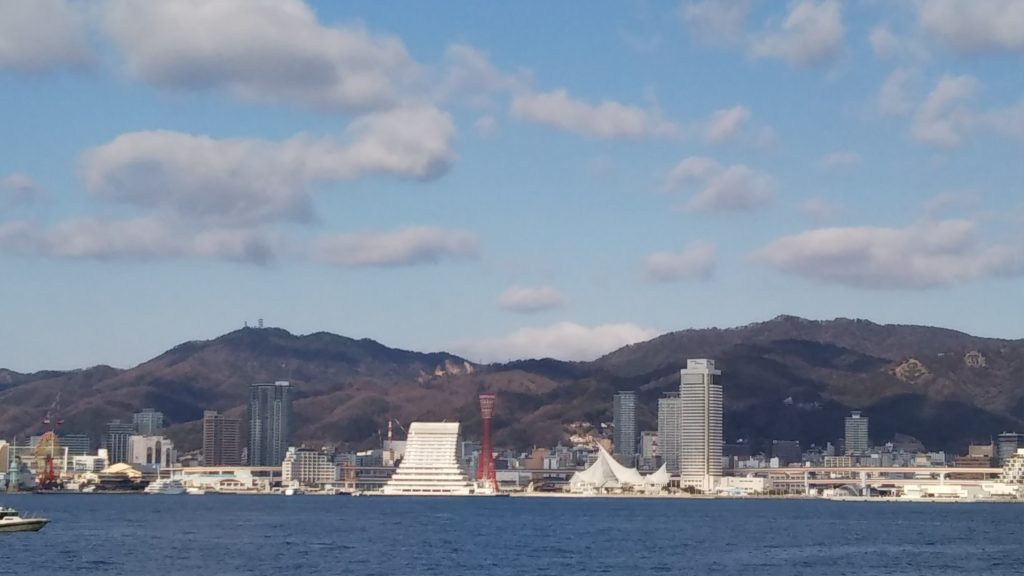 海上から見る神戸市街地 六甲・摩耶の山並みは「緑の屏風」と表現する人も