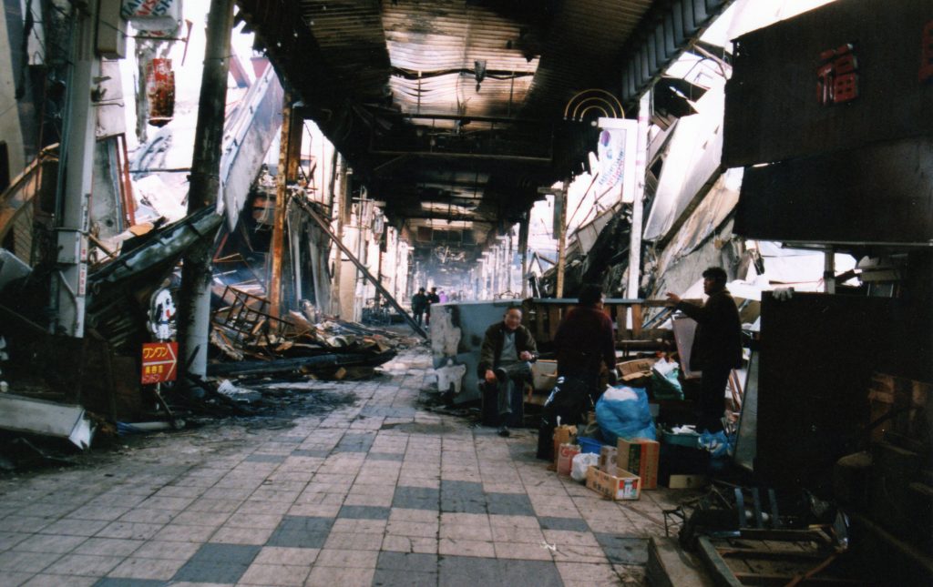 大正筋商店街（長田区二葉）＜1995年1月18日撮影　画像提供・神戸市＞
