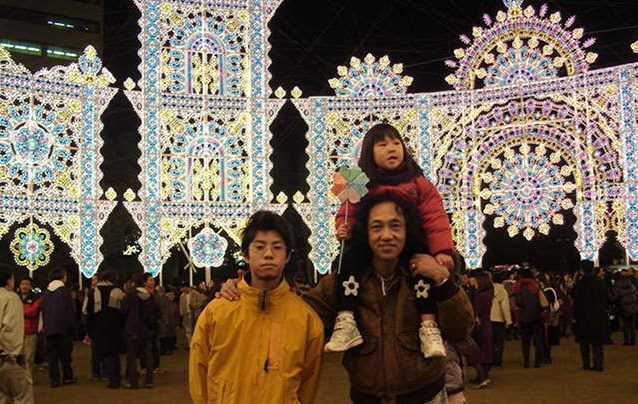 父の肩車に幼い東山さん 10離れた兄と「ルミナリエ」に 神戸の冬の風物詩、いつもあると信じて（神戸・東遊園地 ）
