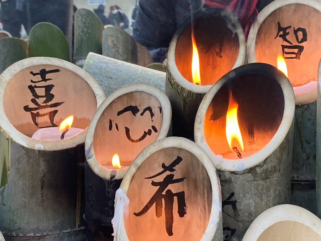 竹灯籠は県内外の市民団体などが手作りしたもので、「絆」「愛」「光」などが書き入れられた（1月17日朝＝東遊園地）